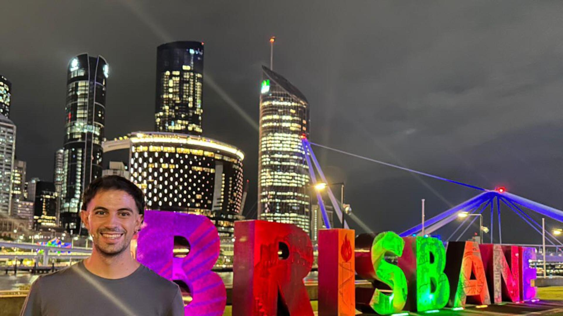 Mikel Echeverría posando delante de un gran rótulo en Brisbane