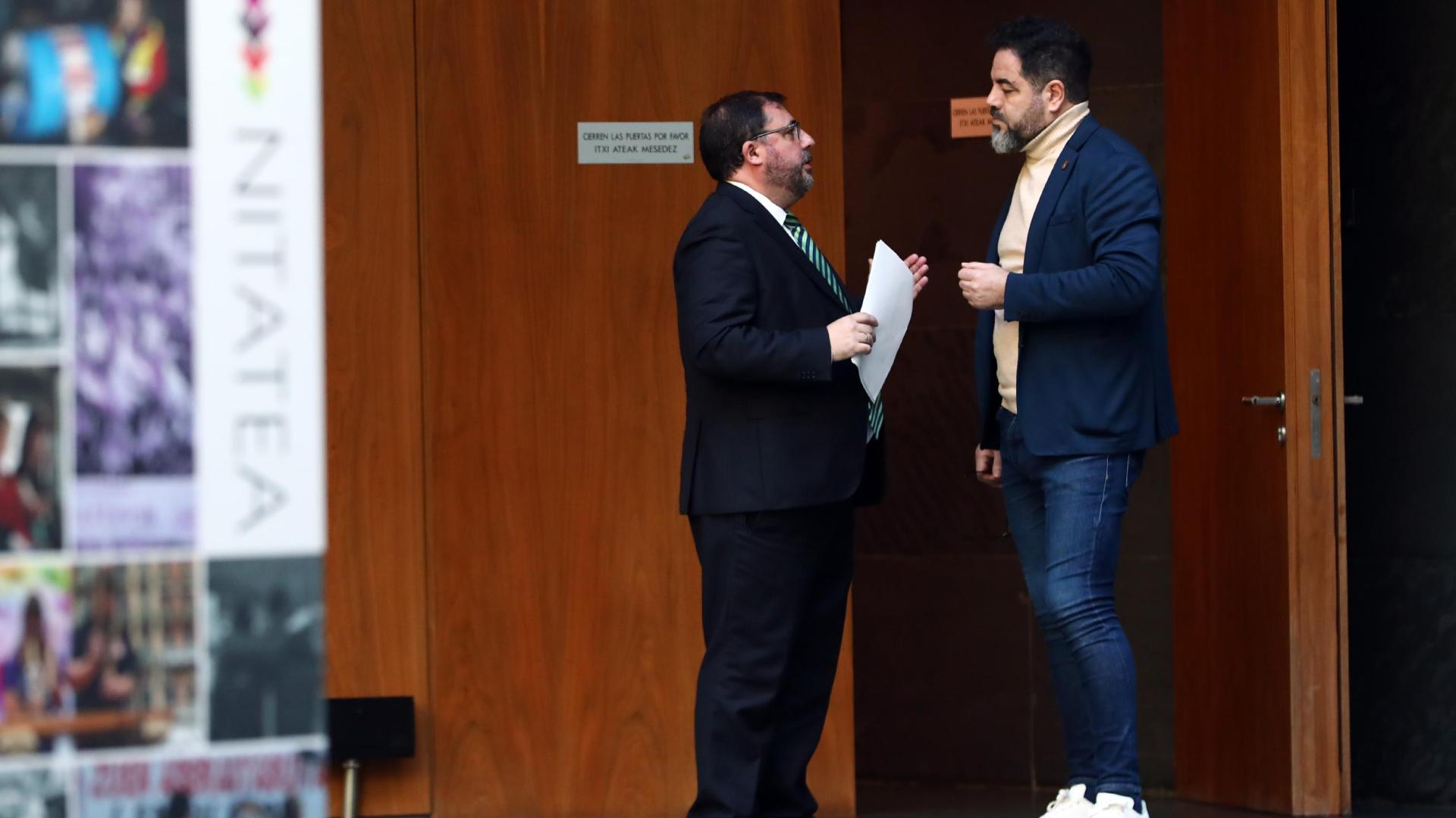 El presidente del Parlamento foral y del PNV, Unai Hualde, habla con el portavoz del PSN, Ramón Alzórriz