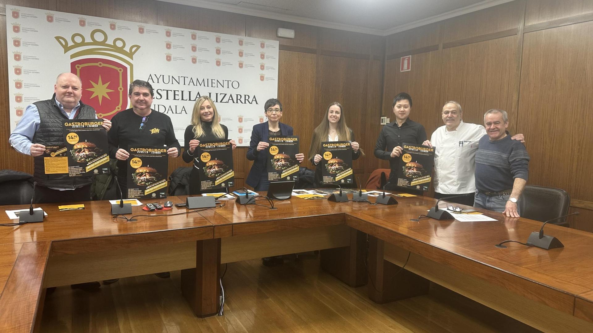Desde la izquierda, Jorge Ruiz, Toño Pérez de Viñaspre, la edil Cristina Pérez, Loreto San Martín, Maite Basterra, David Zhu, Jesús Astariaga y José Flamarique, durante la presentación de la feria. dn