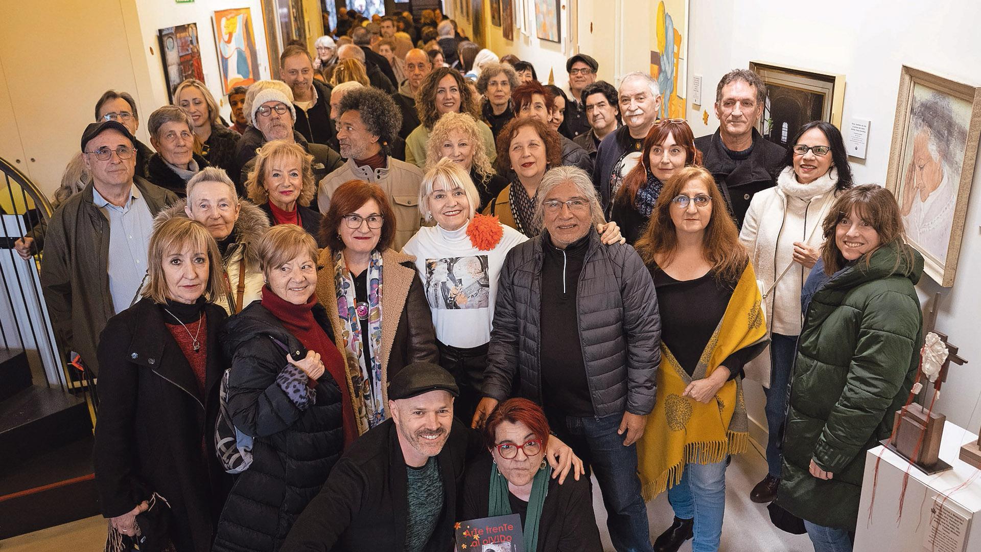Varios de los artistas participantes posan en Antartika Kultura Kontainer con María Jesús Castillejo, comisaria de la exposición, agachada en primer término