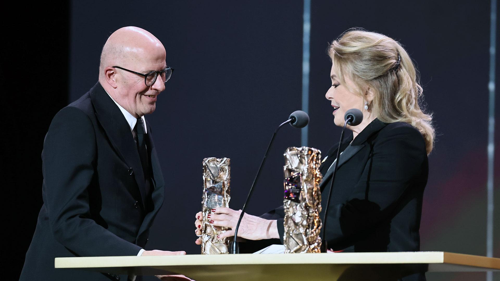 El director francés Jacques Audiard recoge el premio César a Mejor Película por 'Emilia Pérez' de manos de la actriz Catherine Deneuve