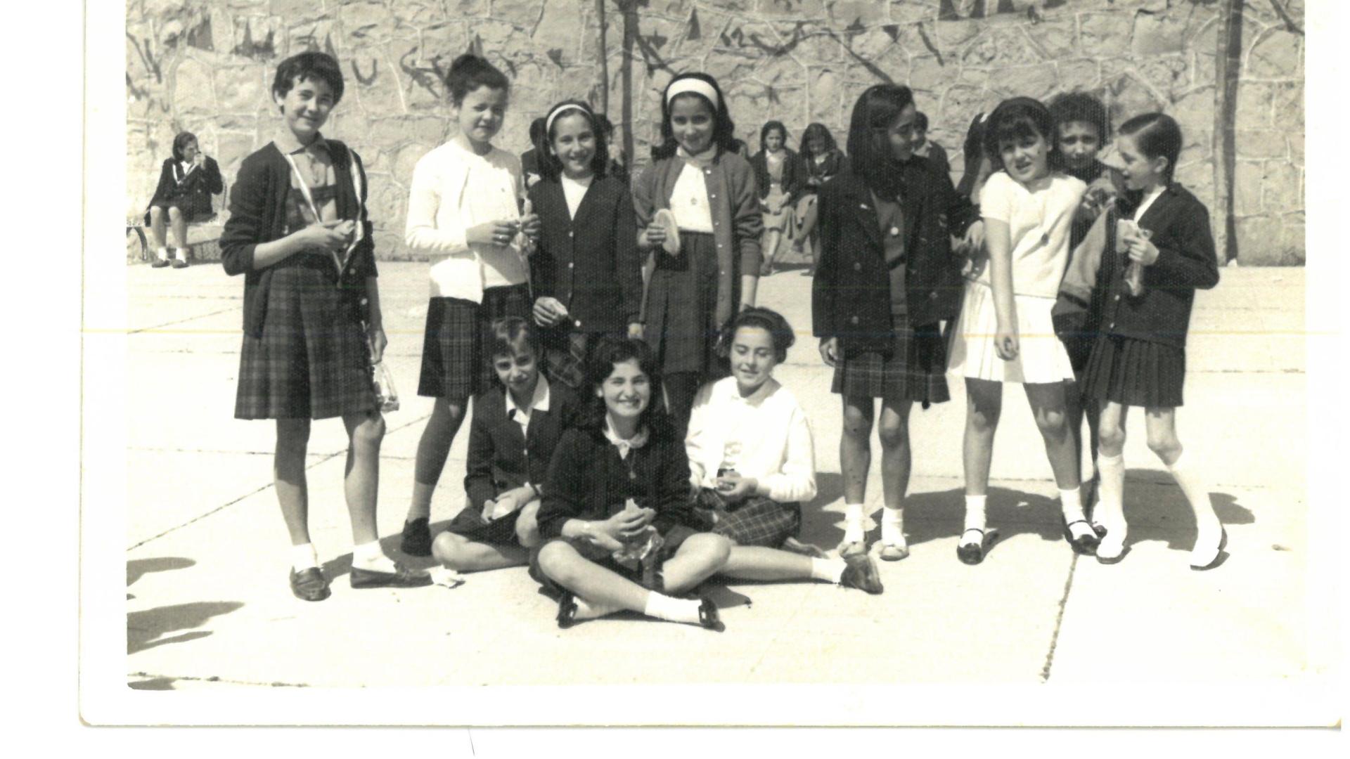 Alumnas en 1964, en la imposición de la Medalla Milagrosa.