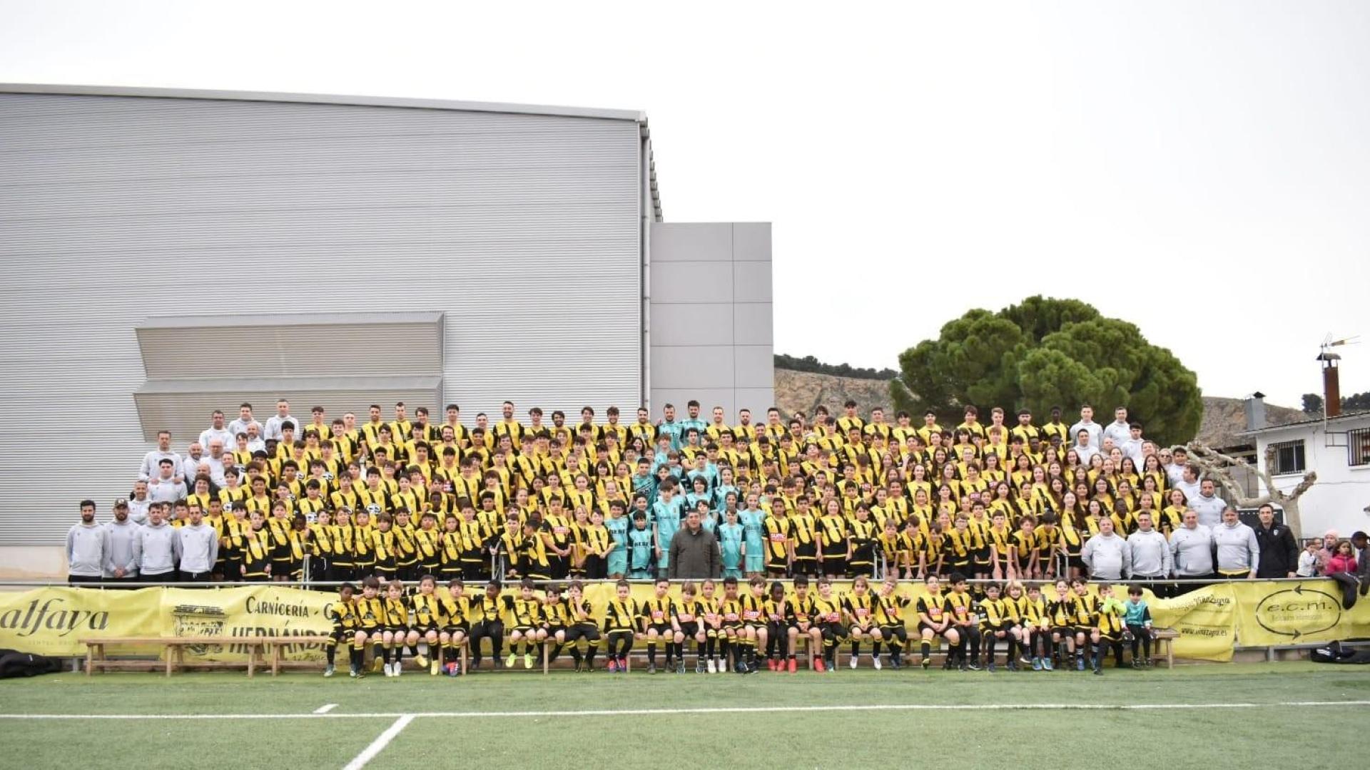 La gran foto de familia de la Peña Azagresa para celebrar su centenario