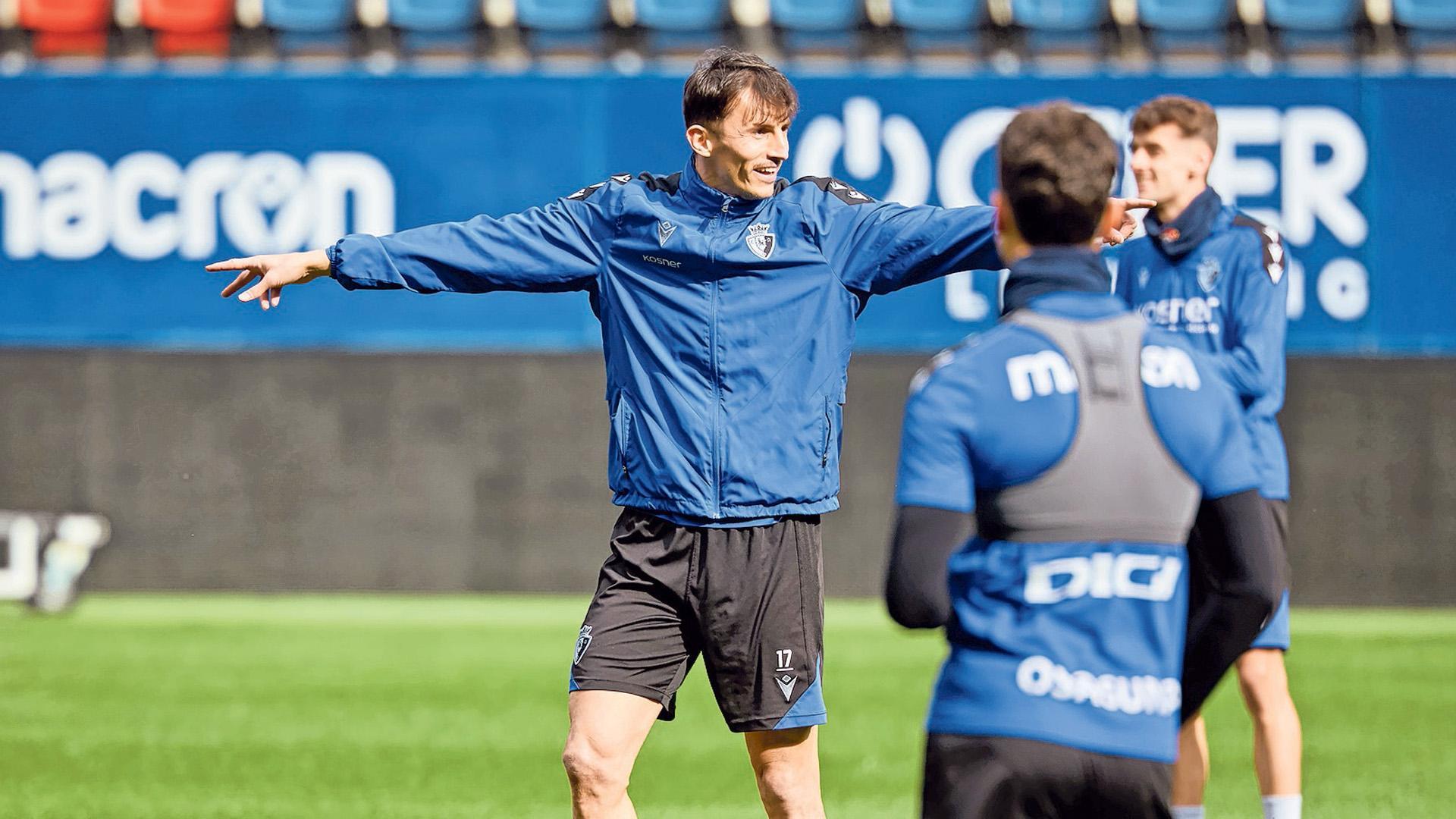 Ante Budimir, sonriente en el entrenamiento celebrado este sábado en El Sadar