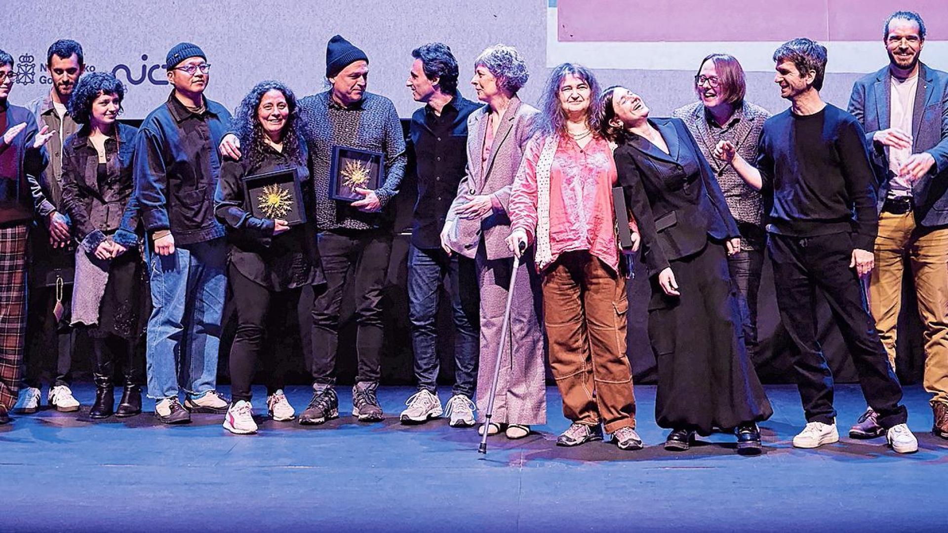 Premiados y representantes de los jurados posaron al final de la gala sobre el escenario de Baluarte /