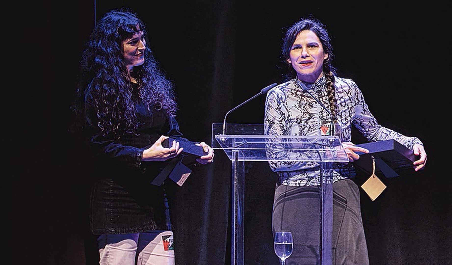 Marina Lameiro (izda.) y Maddi Barber, con sus galardones /