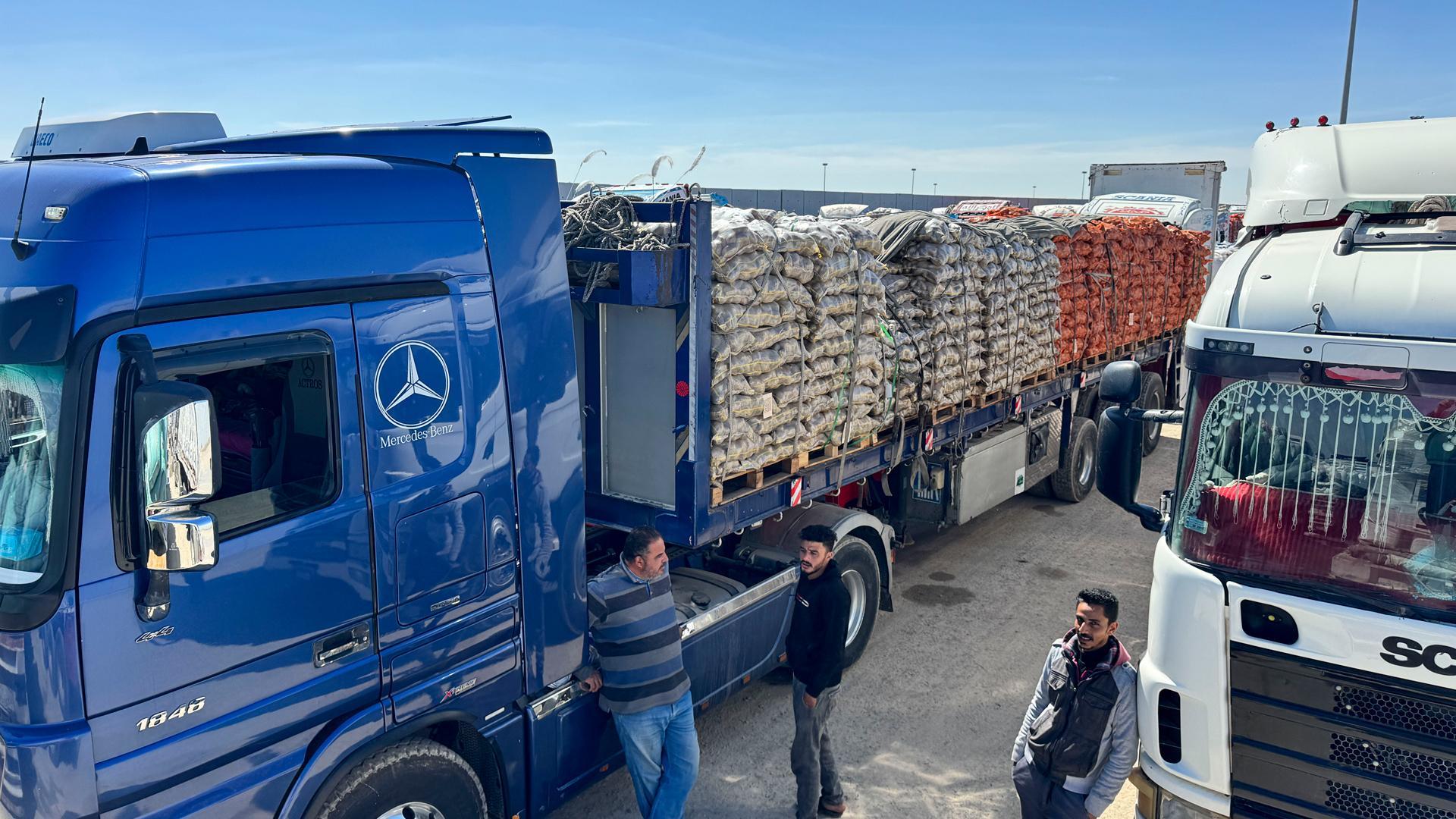 Decenas de camiones cargados con ayuda humanitaria se agolpan ante las puertas del paso fronterizo de Rafah, que conecta Egipto con la Franja de Gaza