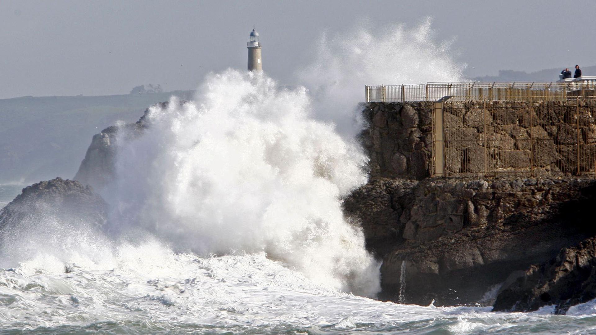 Las olas sacuden con fuerza el espigón de la santanderina playa de El Sardinero en Santander