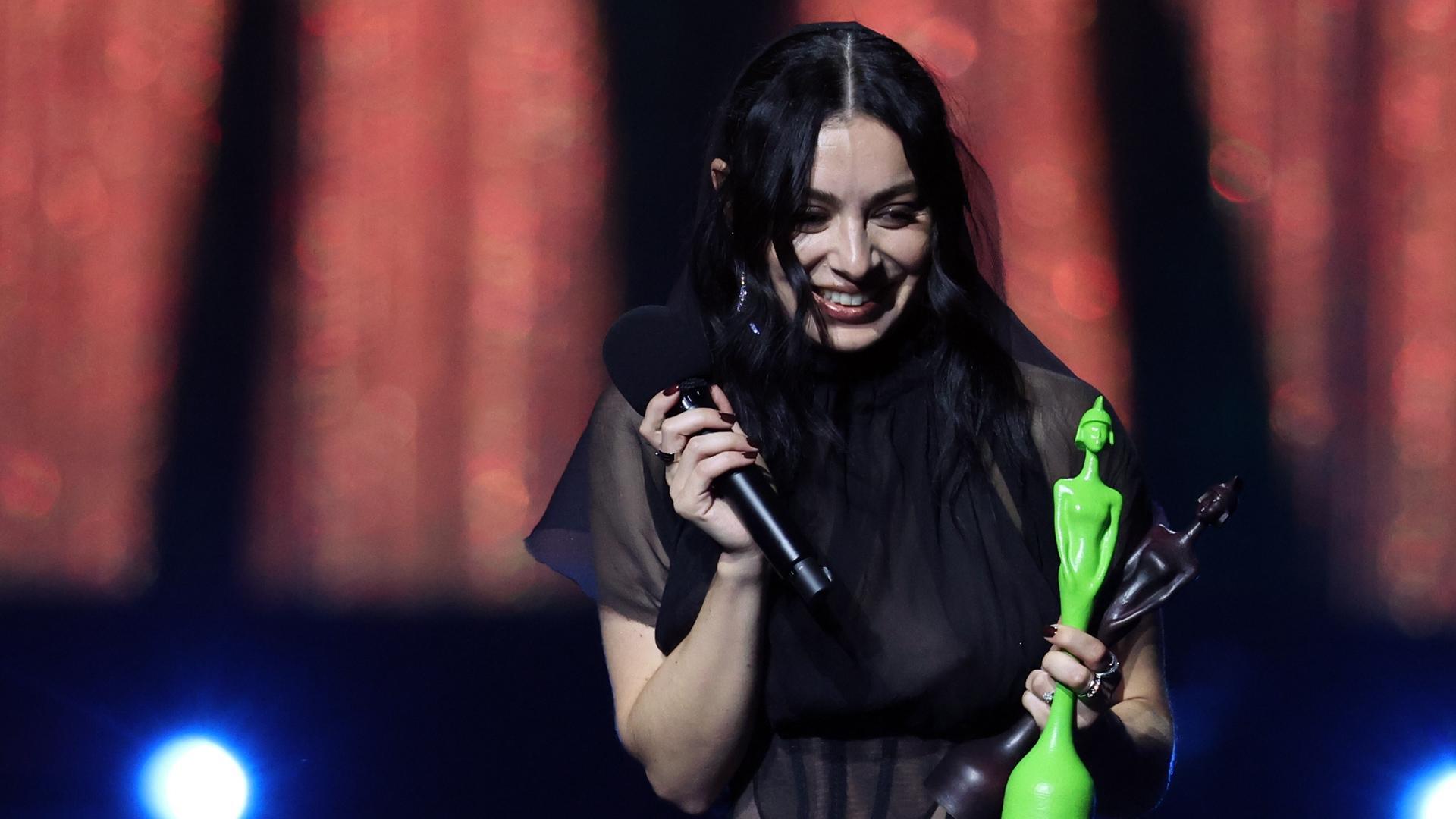 Charli XCX, con dos de los premios recibidos en los Brit