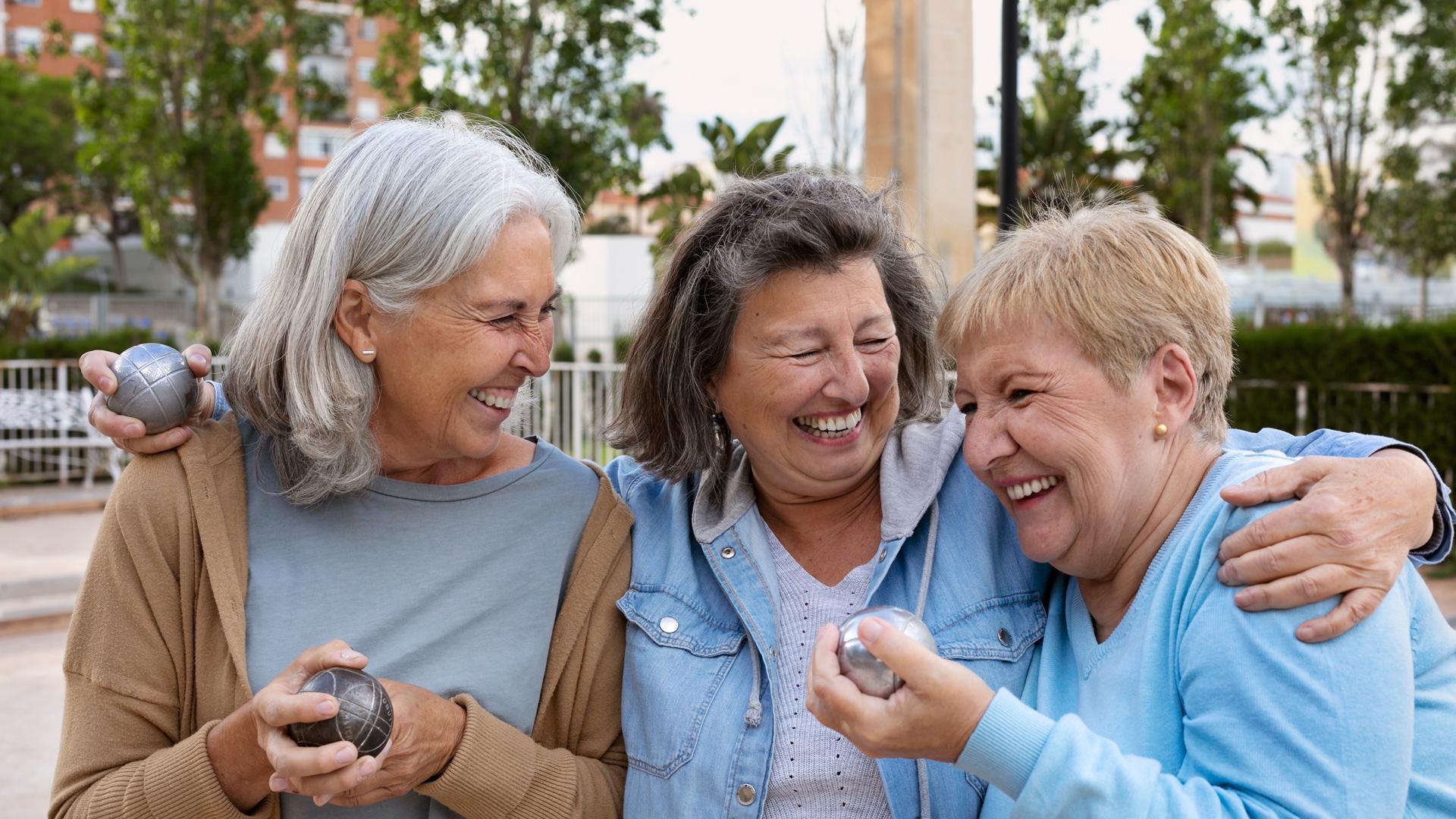 Grupo de mujeres jugando a la petanca