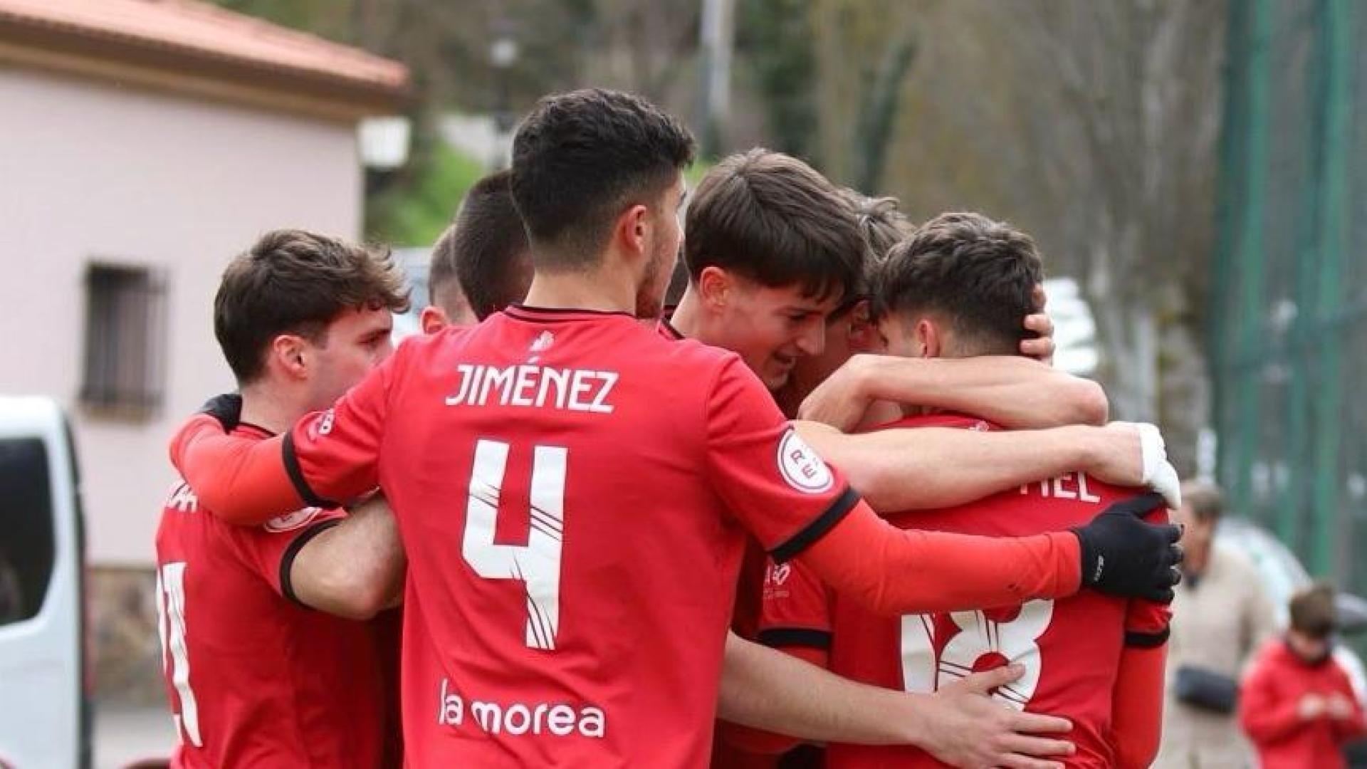 Los futbolistas del Subiza celebran uno de los goles ante el Anguiano