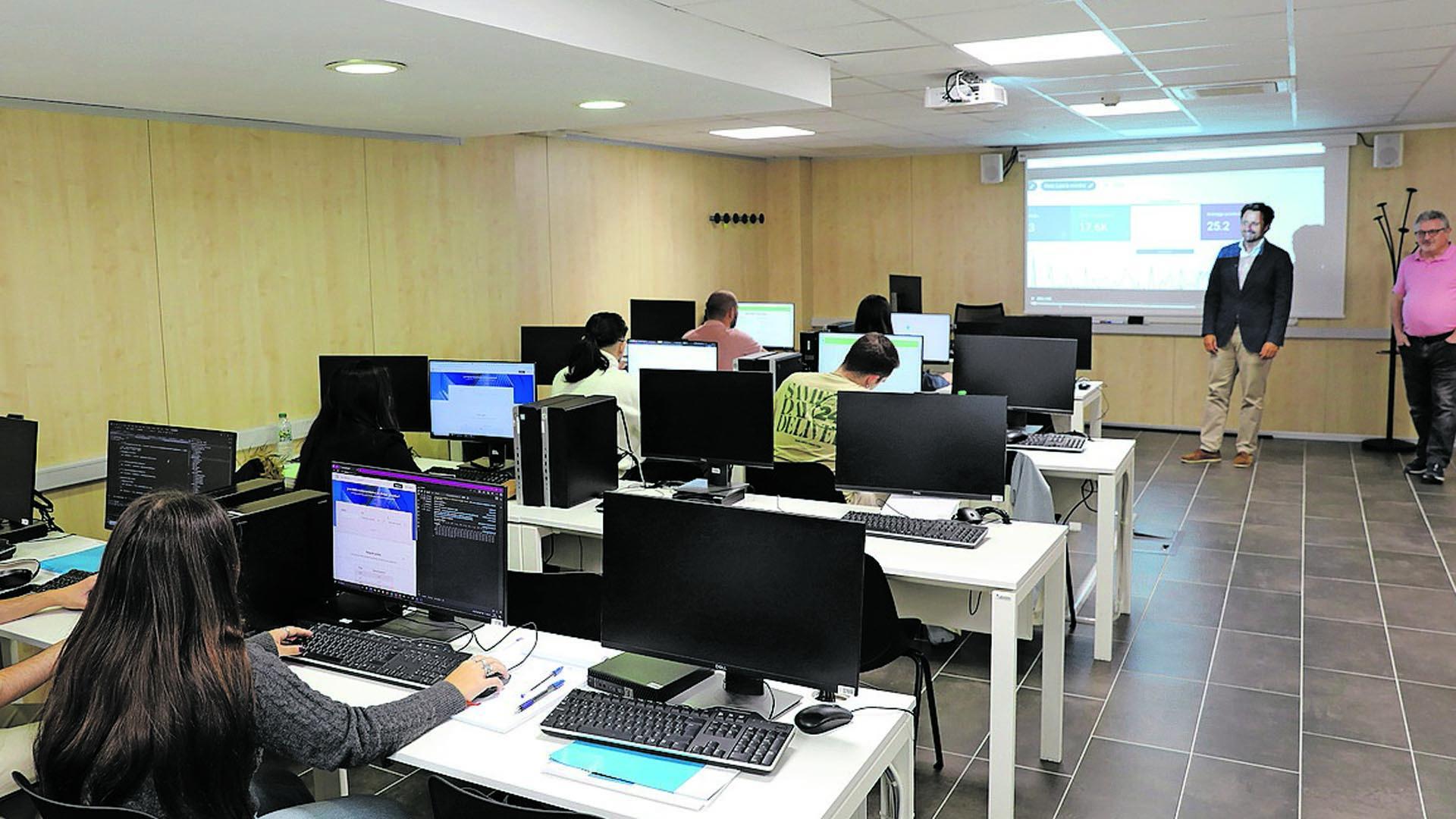 Graduados en un curso especializado para ser expertos en programadores TIC