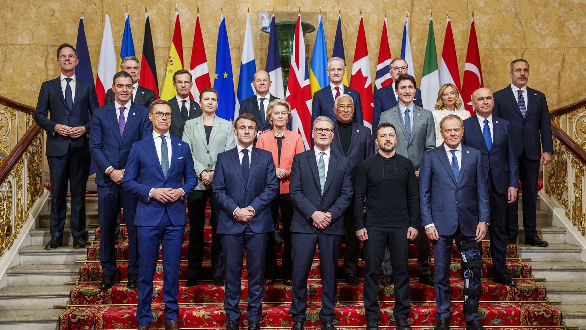 Foto de familia de las autoridades reunidas en Londres con motivo de la cumbre por Ucrania /