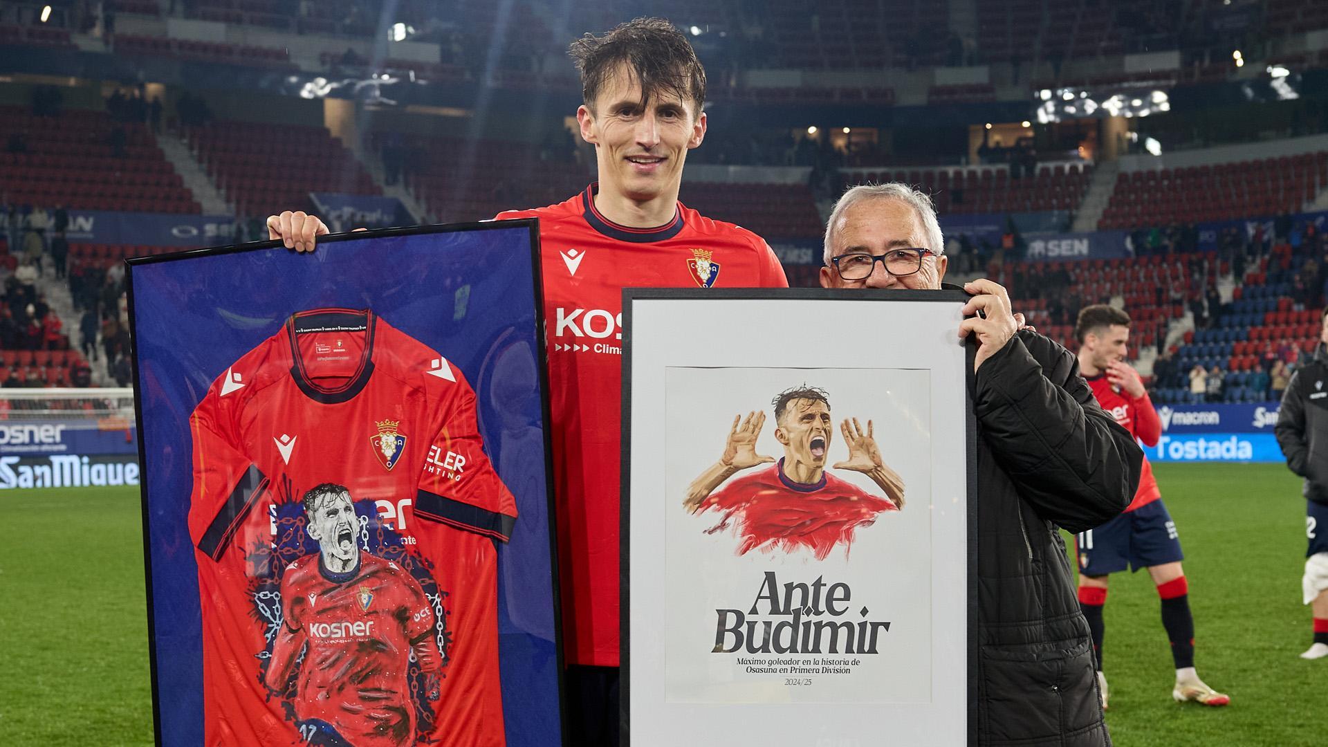 Ante Budimir recibe de manos del presidente de Osasuna, Luis Sabalza, una camiseta y un cuadro conmemorativos de su récord de goles