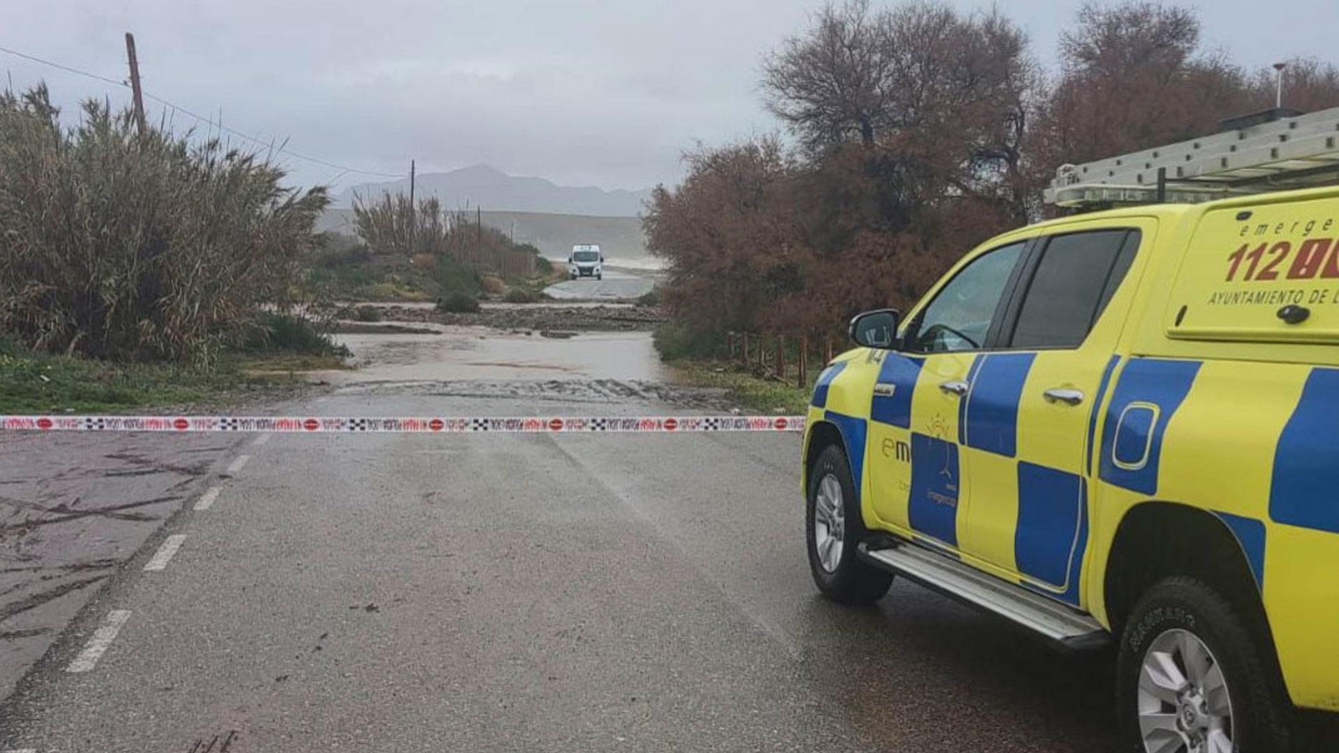 Dispositivo de rescate para buscar a un hombre que había desaparecido este domingo y que ha sido hallado fallecido al desbordarse la rambla de Ramonete, en Lorca