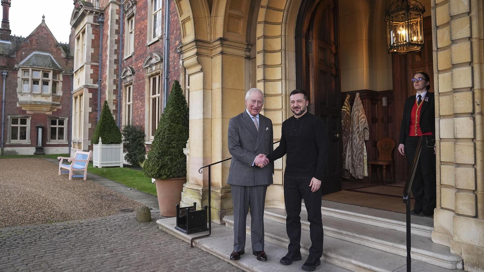 El rey Carlos III del Reino Unido recibe  al presidente ucraniano, Volodímir Zelenski, en su residencia de Sandringham /