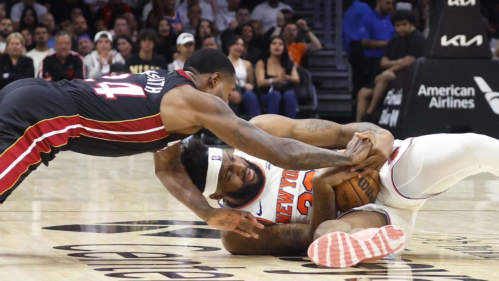 Haywood Highsmith (izda.) de Miami Heat disputa el balón con Mitchell Robinson de New York Knicks /