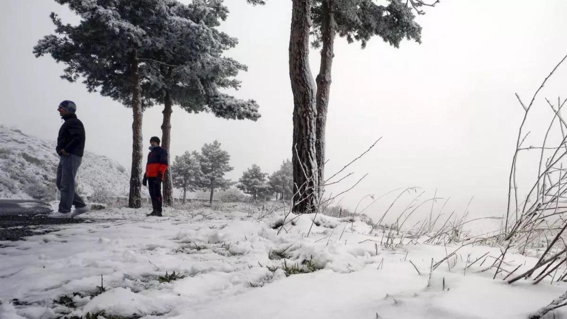 Imagen de archivo de dos montañeros en la sierra de Gredos con nieve