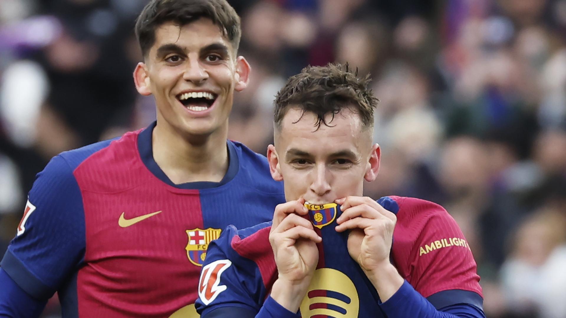 Gerard Martin y Marc Casadó, goleadores contra la Real Sociedad, celebran el tanto del segundo /