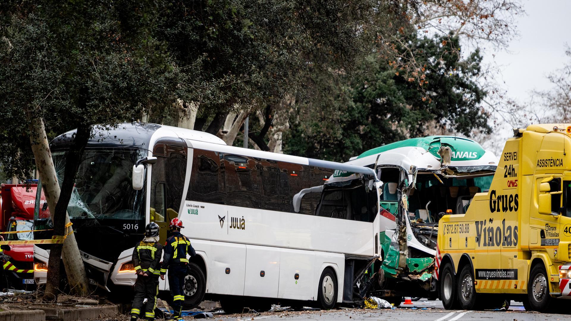 Choque de dos autocares en la avenida Diagonal de Barcelona