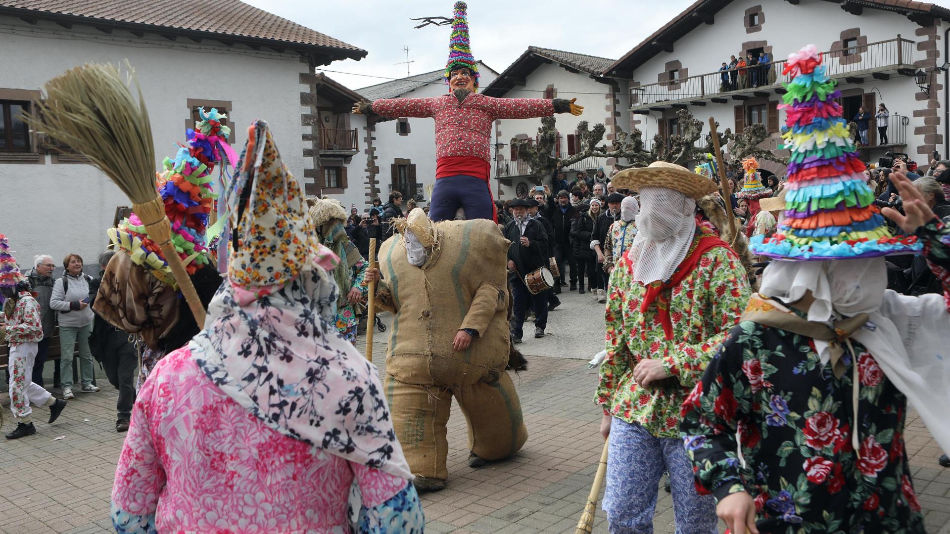 Ziripot avanza con parsimonia delante de Miel Otxin en el recorrido por Lantz.