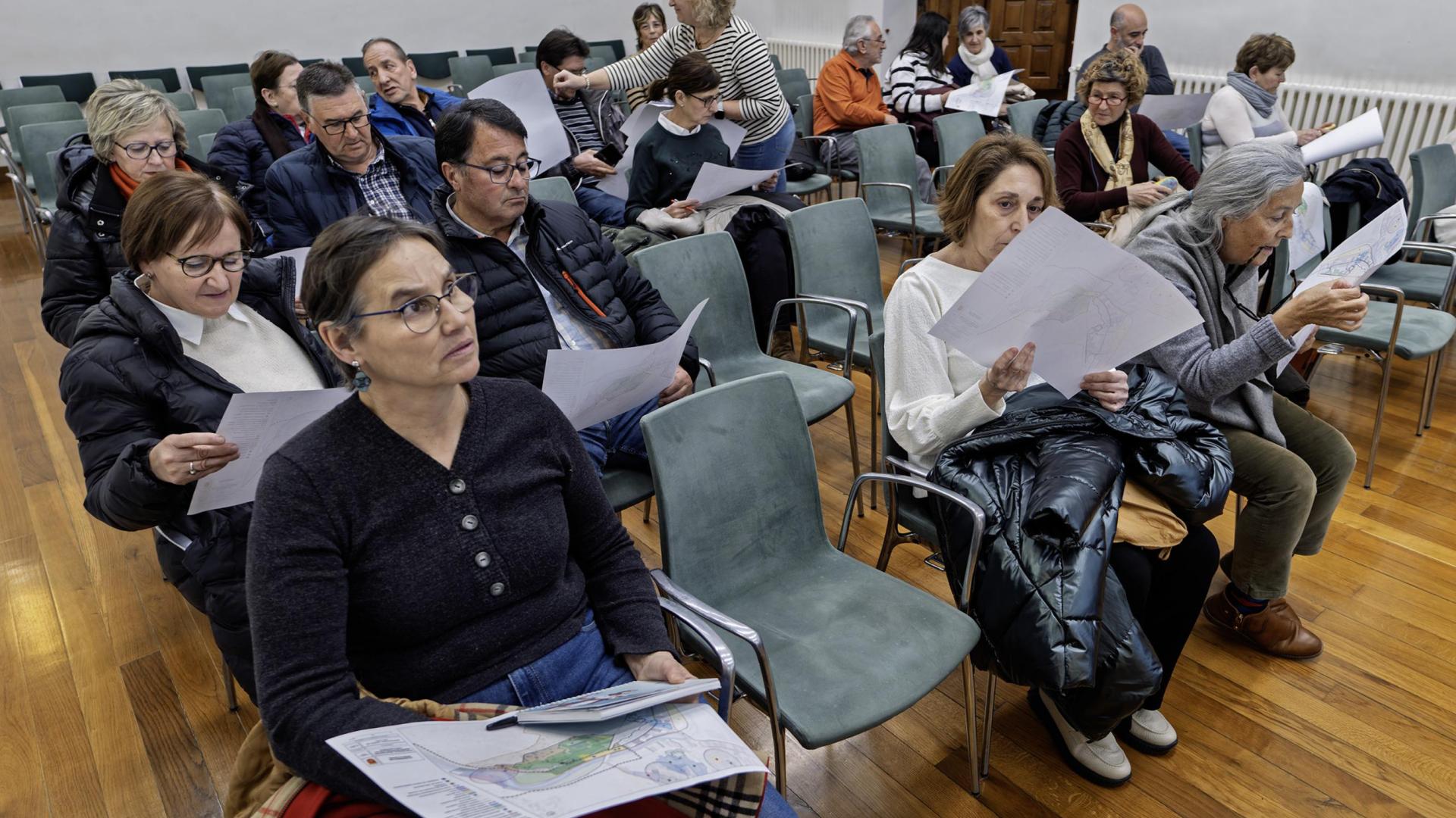 Vecinos del casco histórico de Estella durante la reunión del pasado 27 de febrero en la que se informó del nuevo plan a los residentes en el barrio de San Pedro.