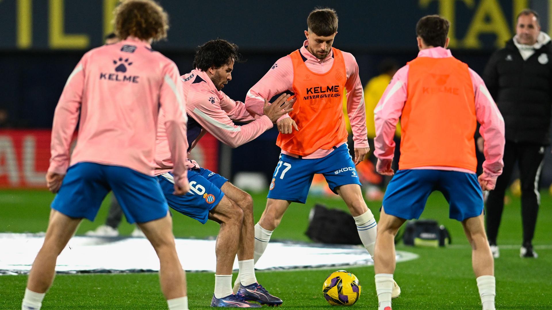Jugadores del RCD Espanyol durante el calentamiento previo