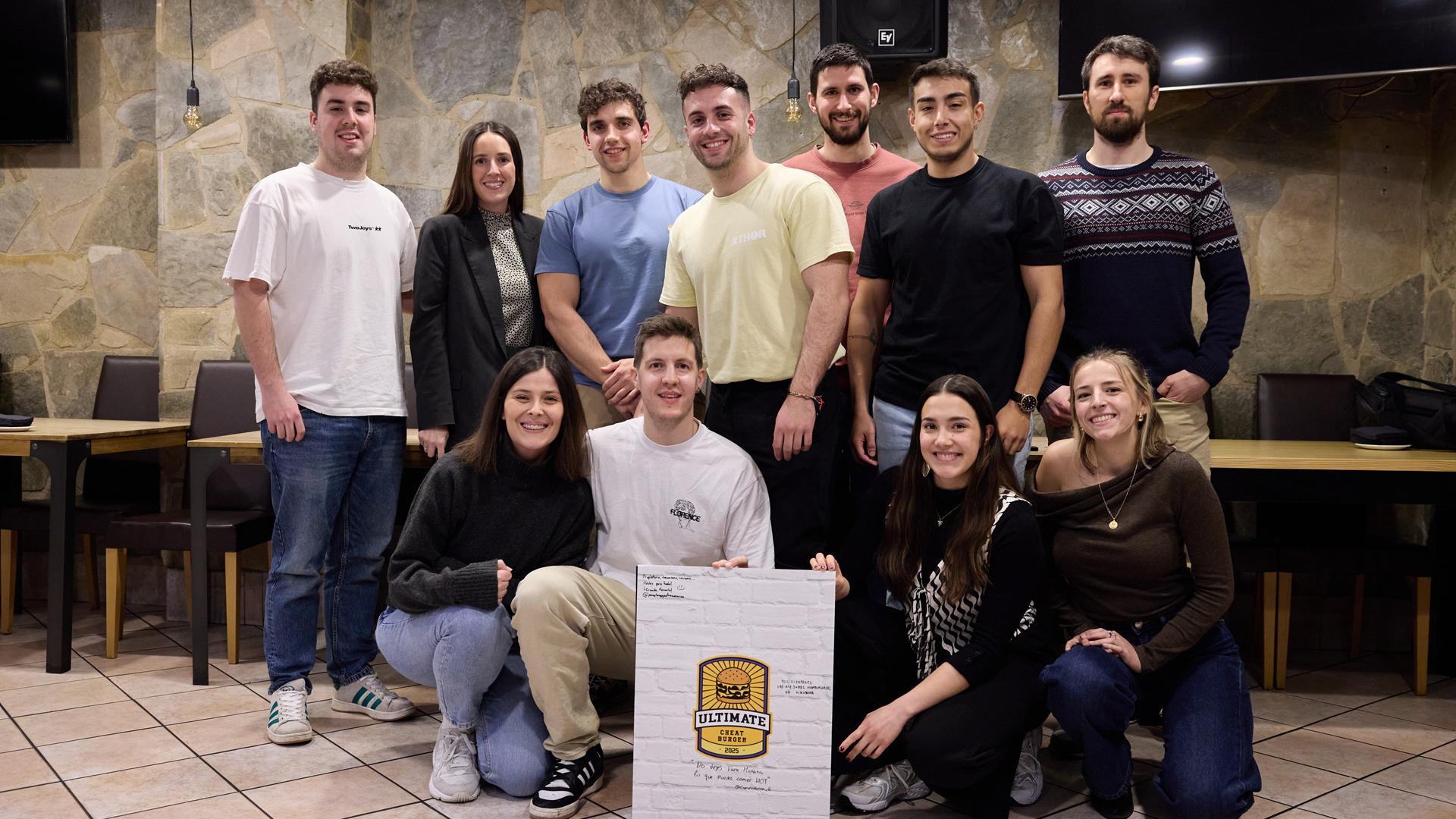 CREADORES DE CONTENIDO ASISTENTES AL EVENTO: Arriba desde la izda.: Javier Beortegui, Marta (@restaurantesconfoto), Luis Corral (@luiscomilon), Aitor Goñi (@comiendocon_g), Jon Viedma (@pamplonagastronómica), Sebastián Echeverri y Carlos Escriche (@comerte_pamplona). Abajo desde la izda.: Angela Erice (@pamplonagastronómica), Fermín Iriarte (dueño de Gastro Okei Errialde),Lorea Soberanas (@bigbitepamplona) y Cristina Arbonies