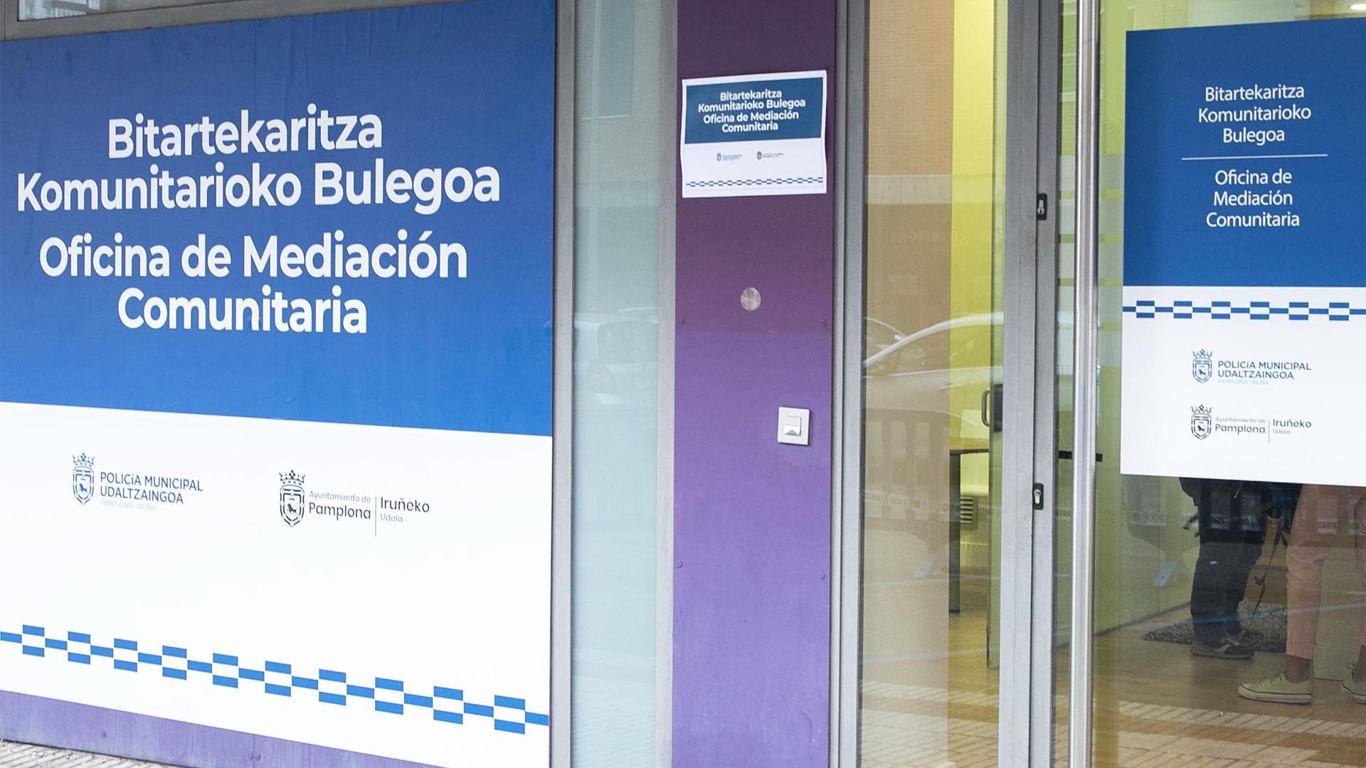 Entrada a una Oficina de Mediación Comunitaria de la Policía Municipal de Pamplona /