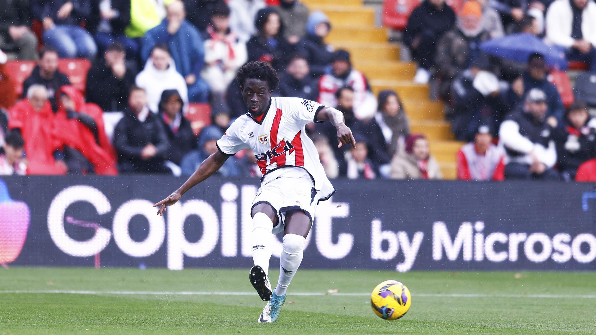 El central del Rayo Abdul Mumin golpea con la derecha el balón durante el choque contra el Sevilla /