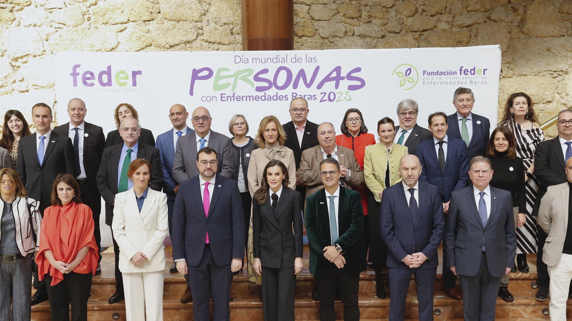 Foto de familia en el acto en Oviedo en el Día Mundial de las Enfermedades Raras, presidido por la reina Letizia