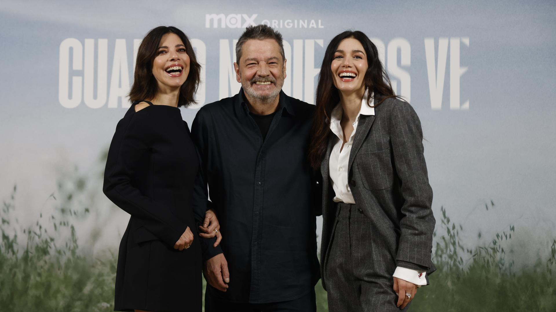 Maribel Verdú y Mariela Garriga, protagonistas de 'Cuando nadie nos ve', posan junto a Enrique Urbizu, director de la serie