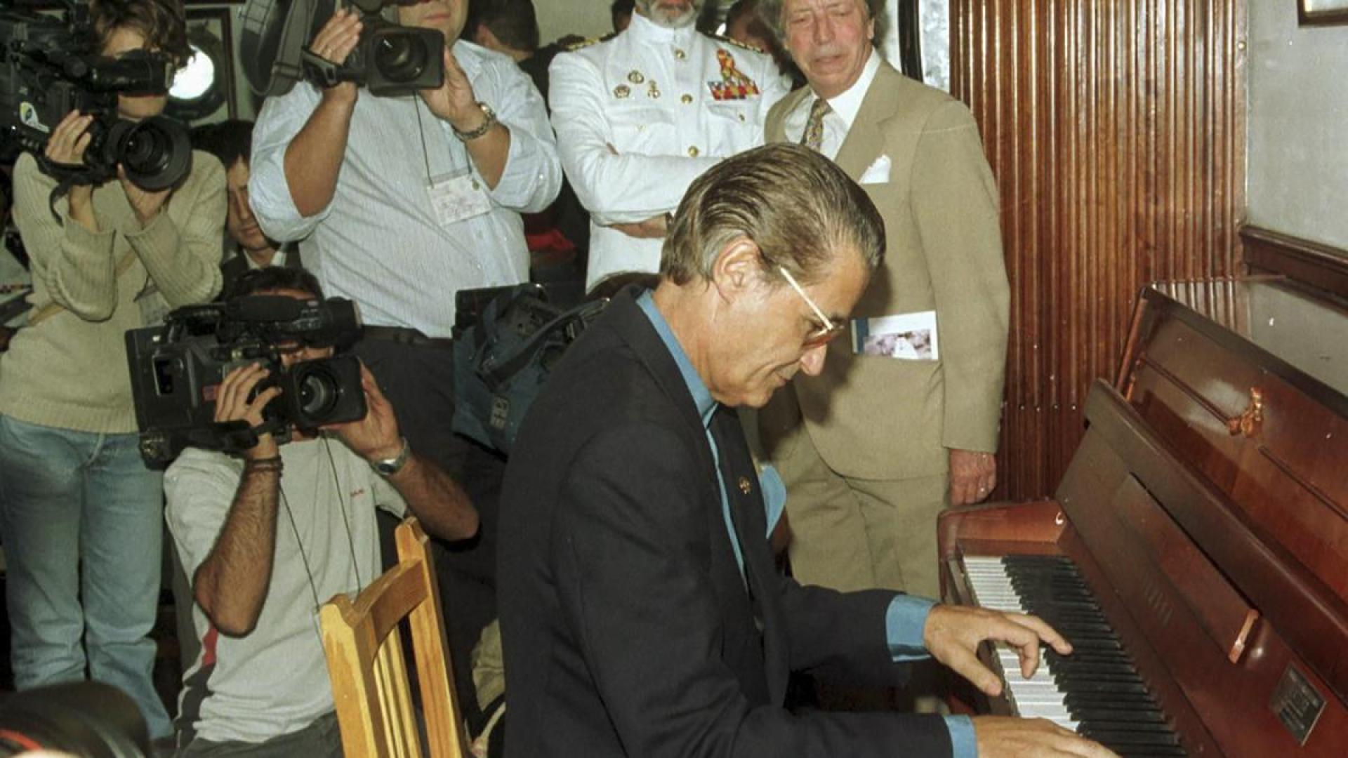 Fotografía de archivo del 10 de octubre de 2002 del compositor gaditano Felipe Campuzano tocando el piano durante la presentación de su disco 'Música y poesías para la mar'