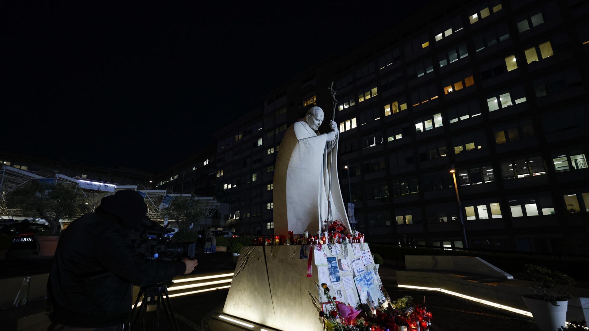 La estatua de Juan Pablo II en el exterior del hospital Gemelli de Roma, donde continúa ingresado el papa Francisco