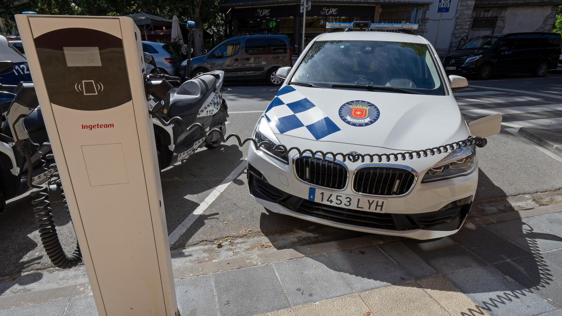 Vehículo de Policía Municipal junto a su sede en el Ayuntamiento de Estella.