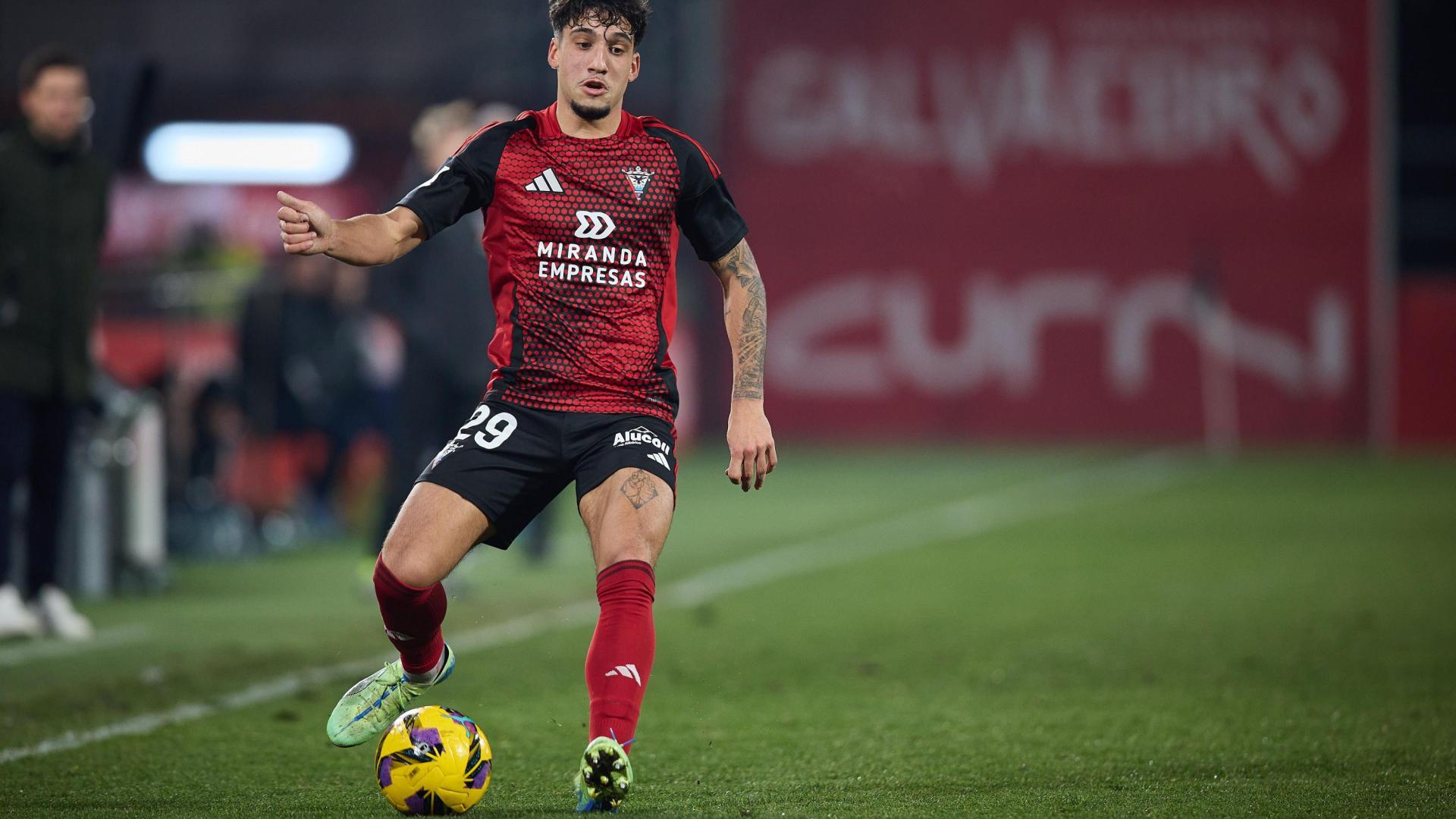 Iker Benito, en uno de sus partidos con el Mirandés.	cd mirandés