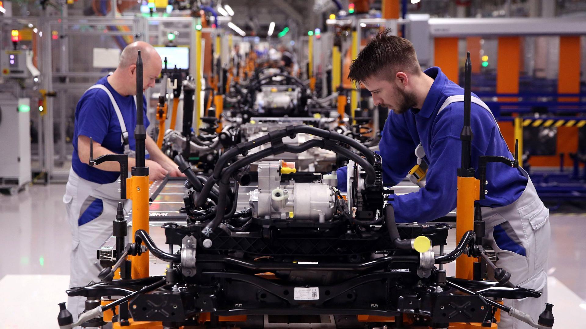 Empleados de Volkswagen montan la carrocería de un coche eléctrico en la fábrica de Zwickau (Alemania)