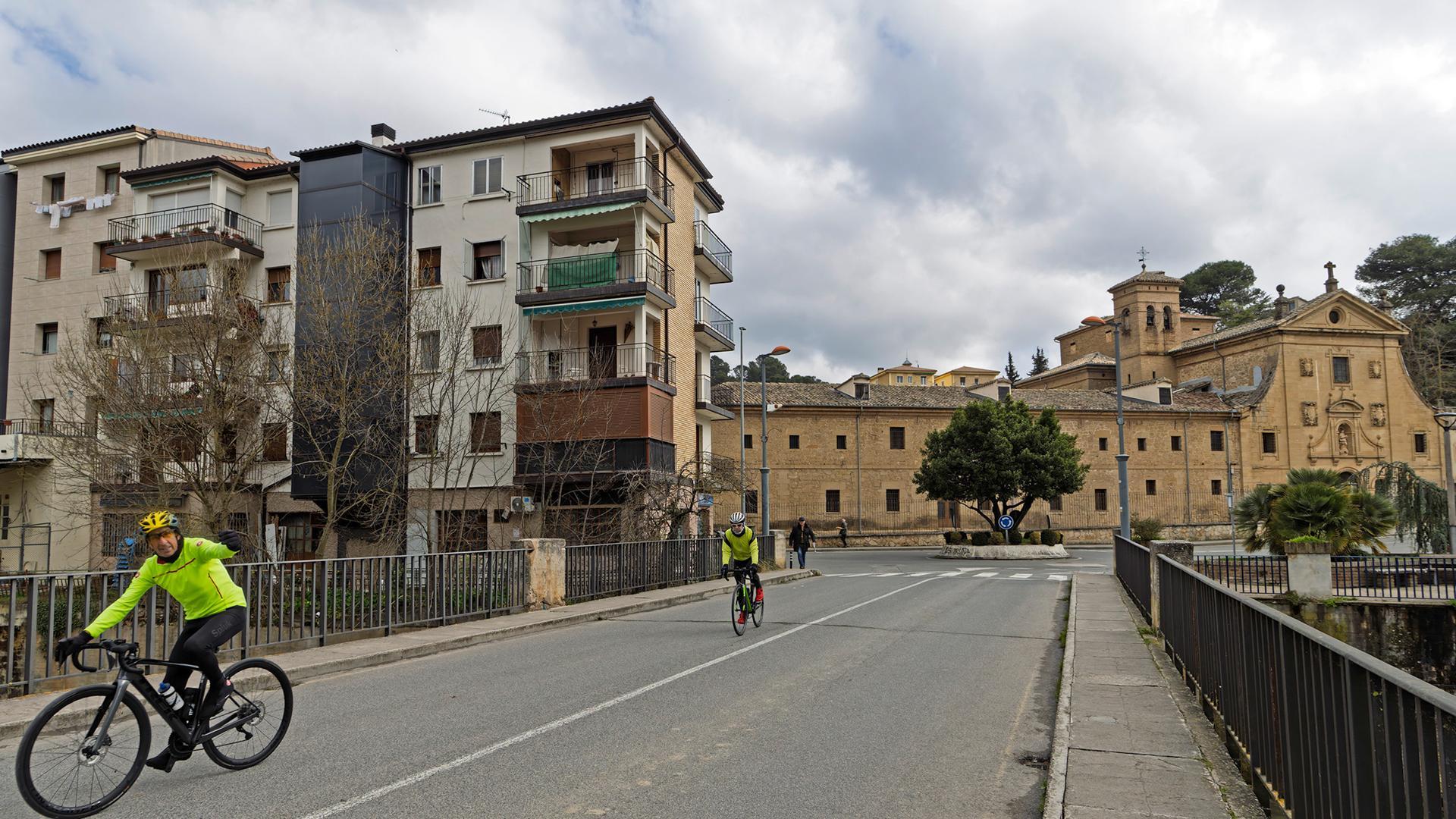 Puente de San Juan de Estella, con sus estrechas aceras y, al fondo, el convento de Recoletas