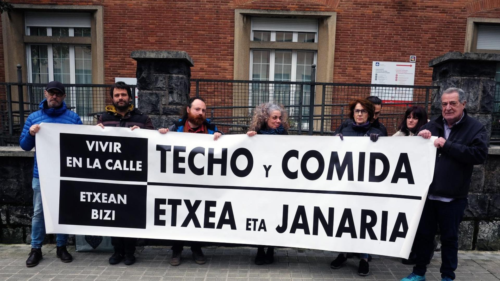 Los colectivos se han manifestado en la calle González Tablas