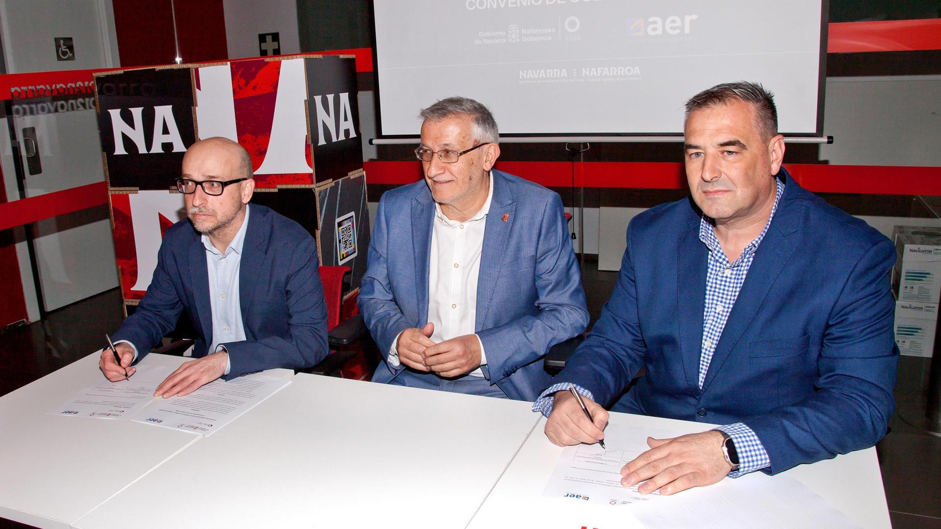De izquierda a derecha: Txerra García de Eulate (director gerente de la Oficina de Análisis y Prospección del Gobierno de Navarra), Félix Taberna (consejero de Presidencia e Igualdad), y Rafael Loscos (presidente de AER)