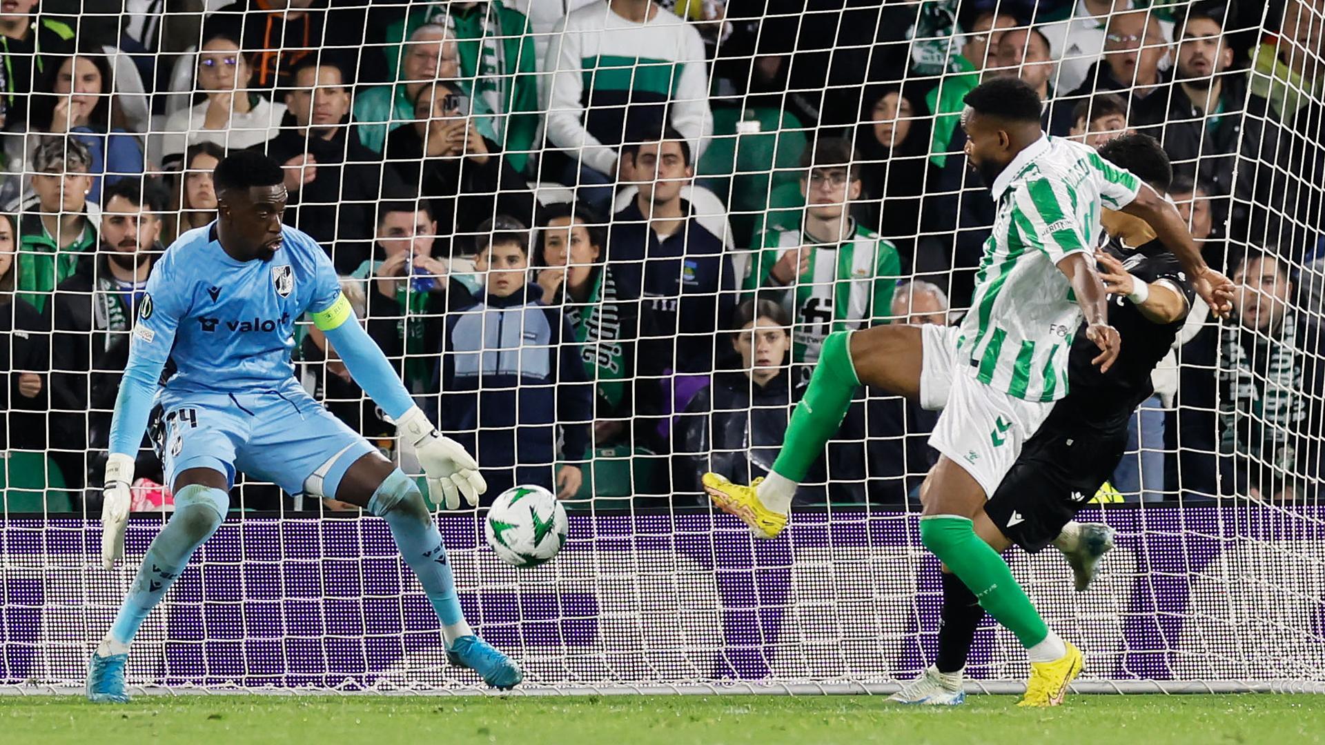 Bakambu anota el primer tanto del partido tras adelantarse a la defensa del Vitoria de Guimaraes /