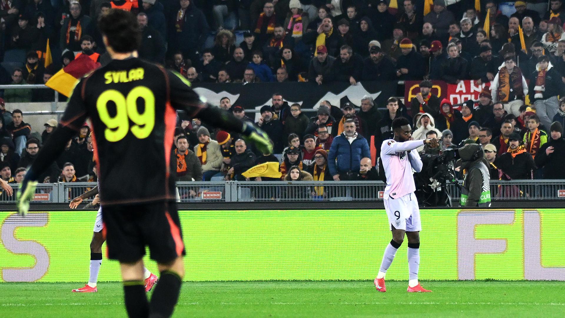 Iñaki Williams dedica su tanto ante la desesperación del meta del ROma, Svilar /