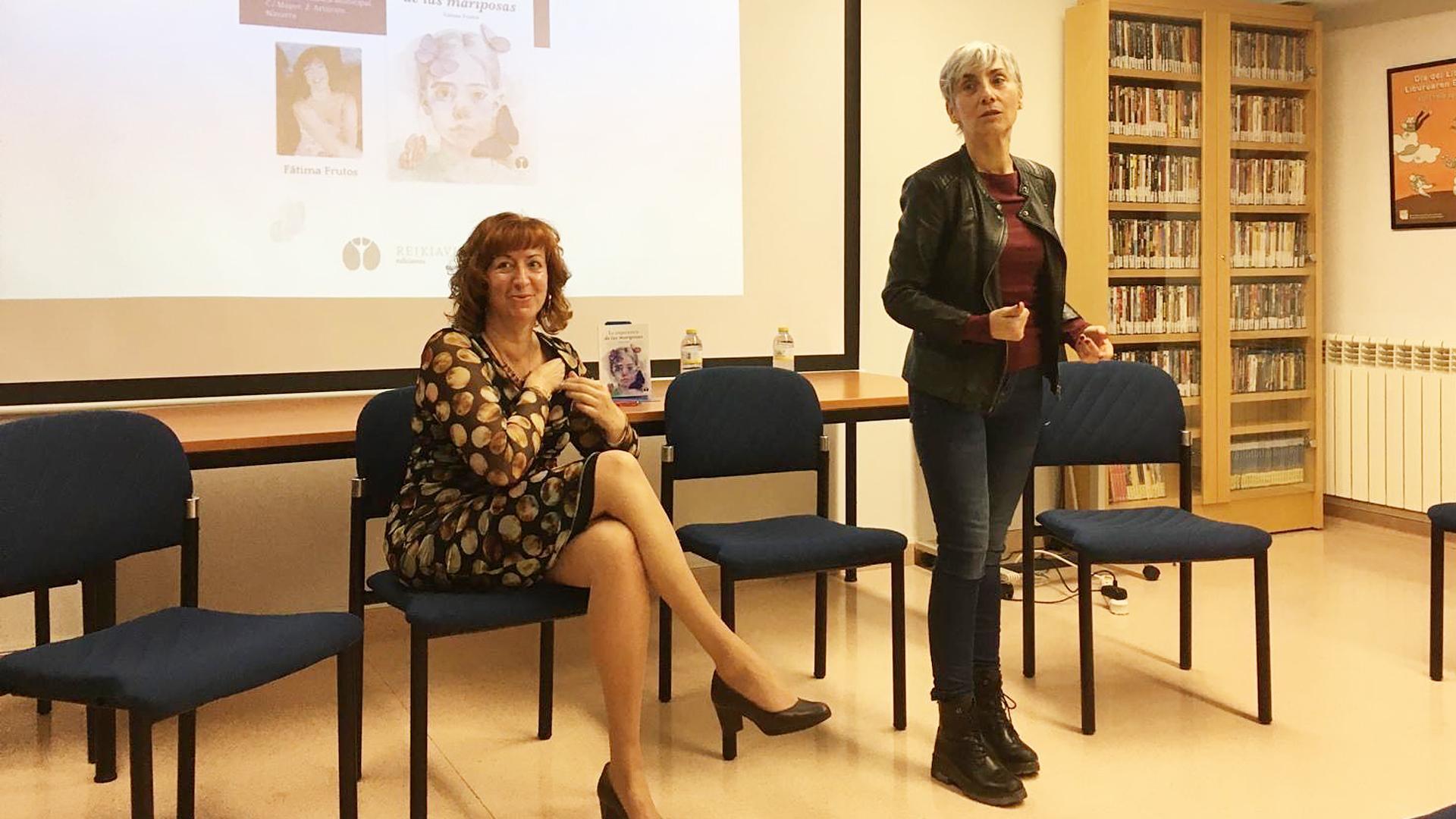 Fátima Frutos y la actriz Marta Juániz en la Biblioteca de Artajona /