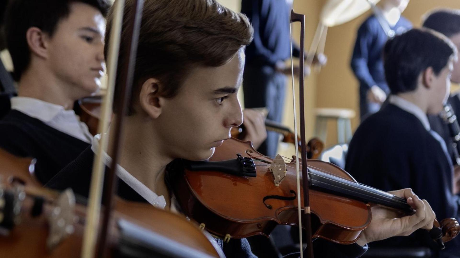 Su sistema educativo incluye formación en canto gregoriano, polifonía y técnica vocal, así como la práctica con instrumentos y la posibilidad de participar en conciertos
