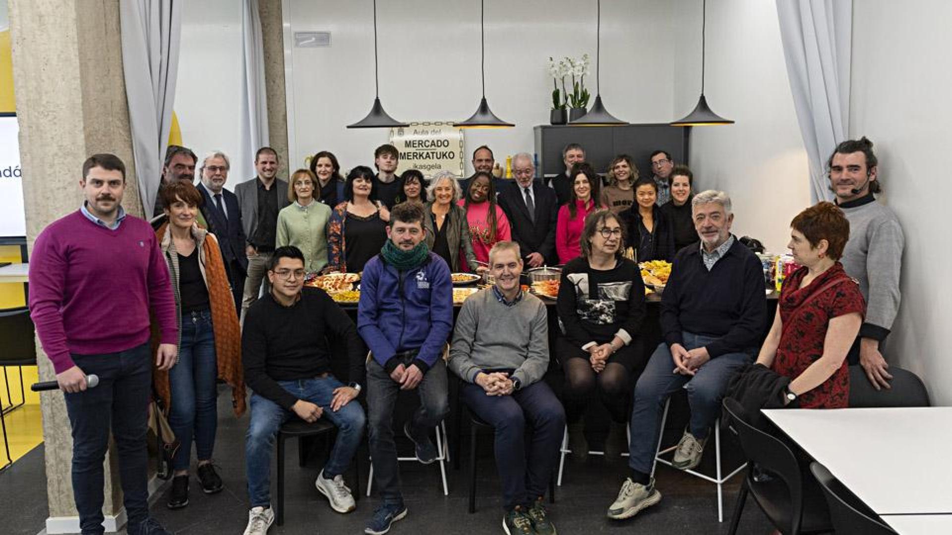 Representantes municipales, entidades y asociaciones de comerciantes, agentes del sector agrario y gastronómico, y comerciantes, en el nuevo espacio