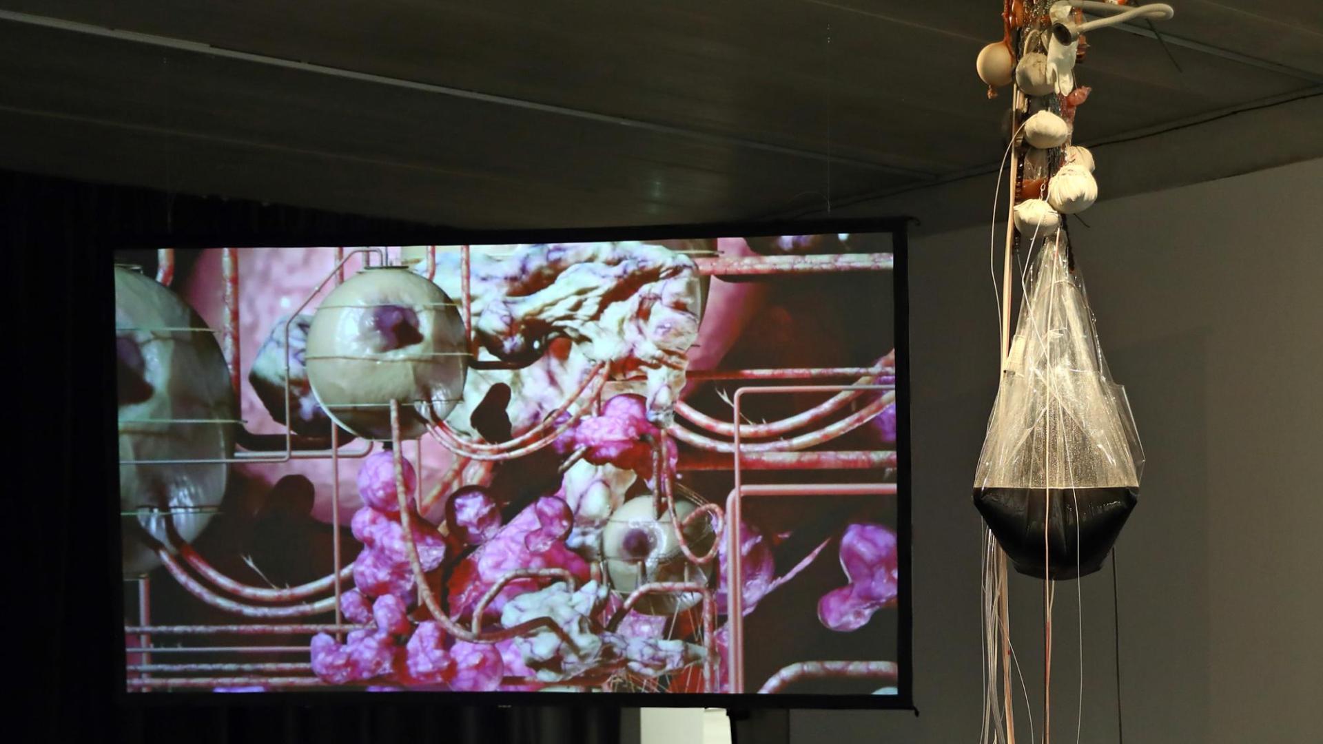 Vídeo y escultura de 'Fossiltopia I: infraestructura y náusea', proyecto de Gemma Barricarte