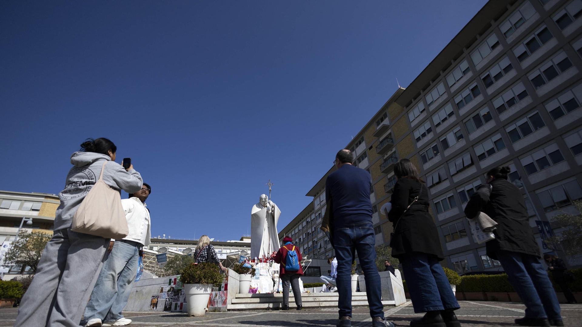 El papa Francisco lleva 22 días ingresado en el hospital Gemelli de Roma