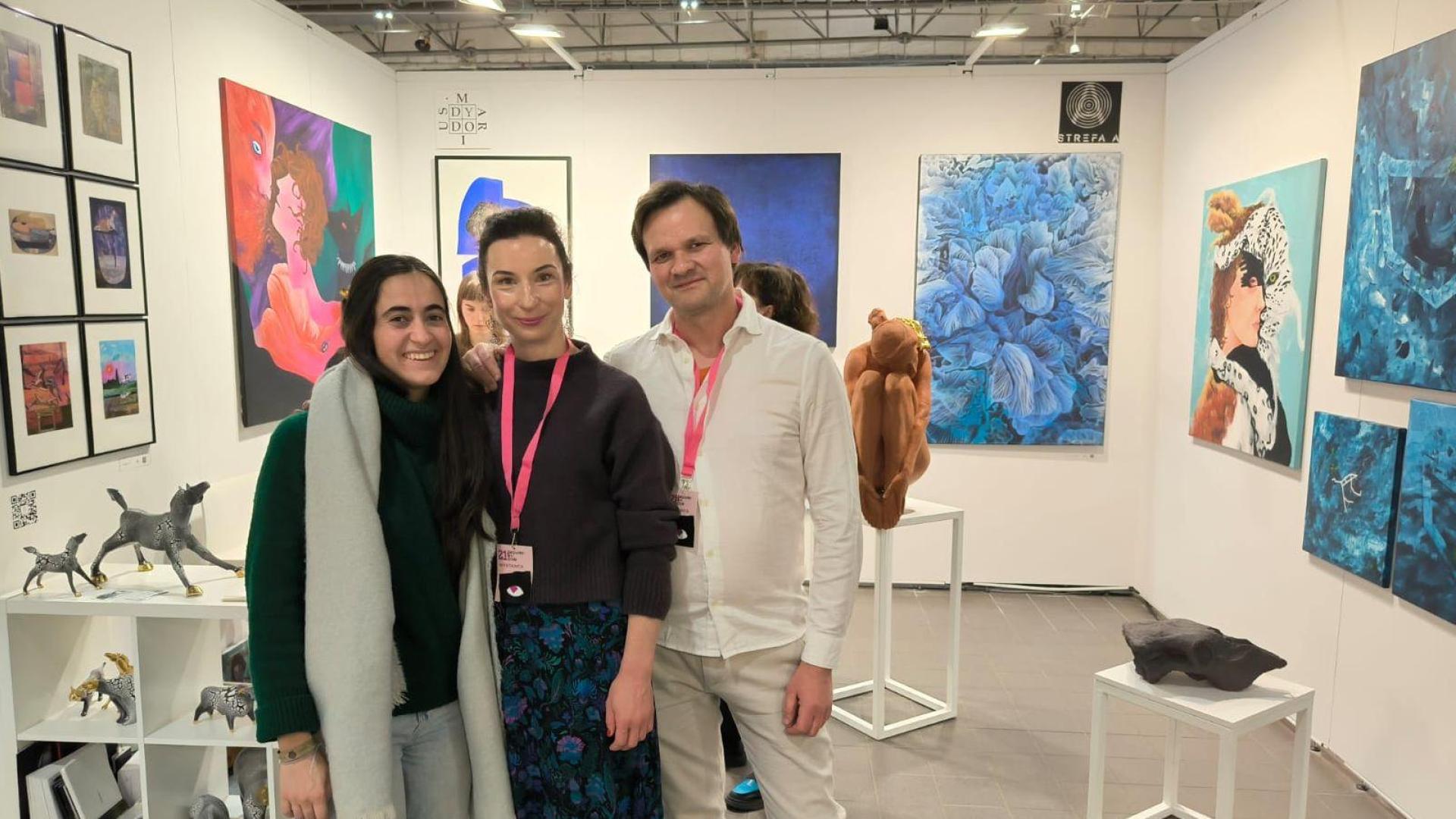 Beatriz, con su maestro y escultor Mariusz Dydo y su esposa Malgorzata, en una exposición en Cracovia