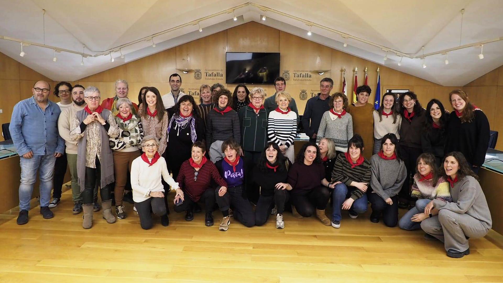 Las mujeres homenajeadas por el Ayuntamiento de Tafalla junto a varios representantes municipales al finalizar el acto /