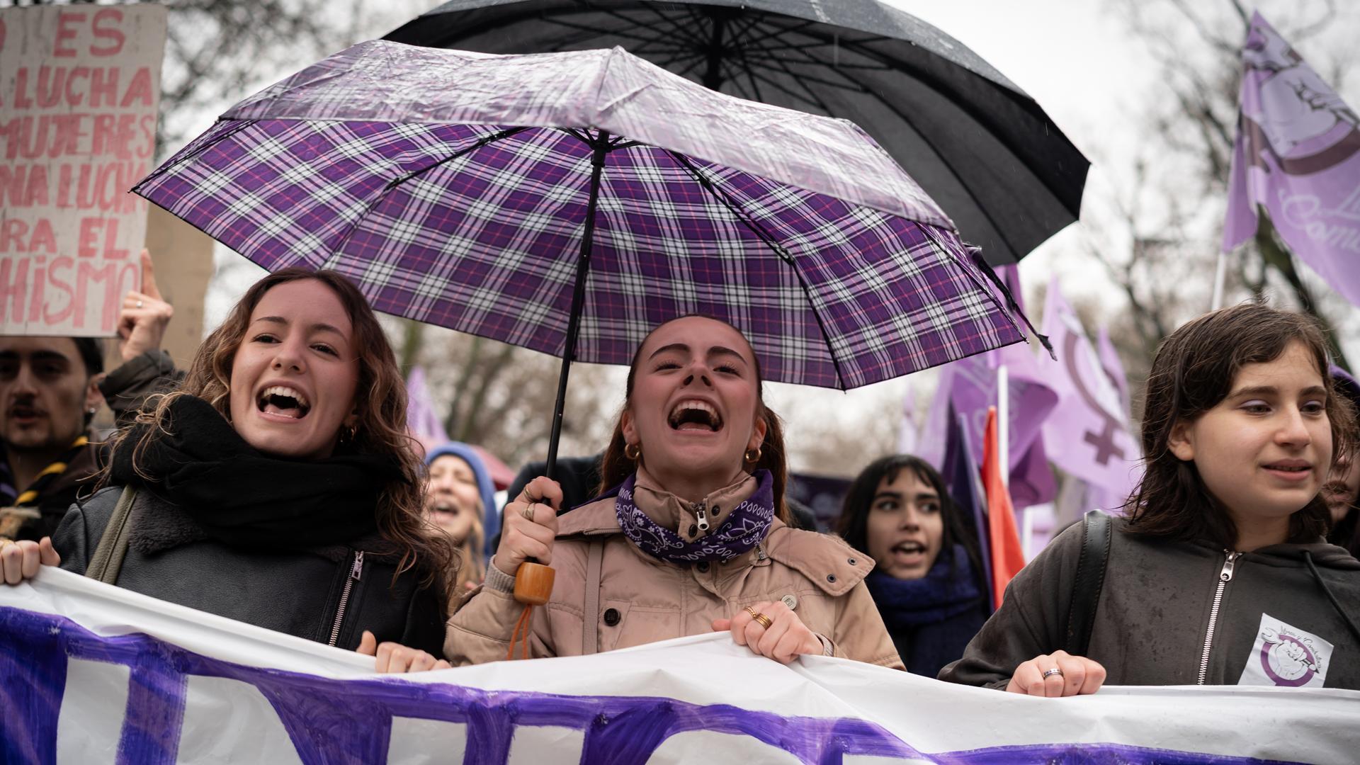 Varias personas durante la manifestación convocada por la Comisión 8M por el Día de la Mujer, a 8 de marzo de 2025, en Madrid